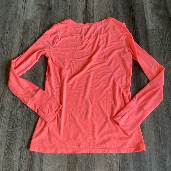 GapFit Women’s Bright Coral Long Sleeve Tee with thumb holes, size medium - Picture 6 of 8